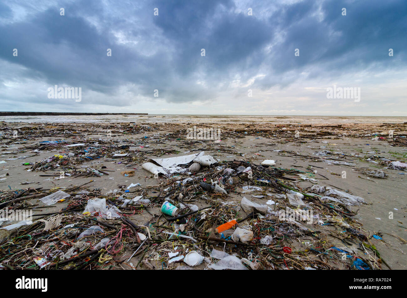 Garbage spiaggia mare la bottiglia di plastica si trova sulla spiaggia e inquina il mare e la vita di vita marina garbage versato sulla spiaggia della grande città. Foto Stock