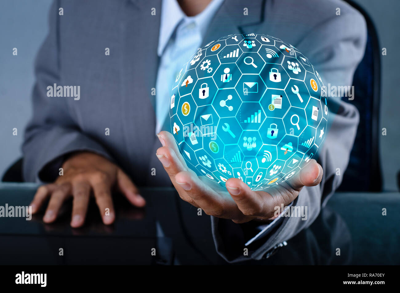 Icona del mondo Internet nelle mani di un imprenditore di tecnologia di rete e di spazio di comunicazione dati in ingresso Foto Stock