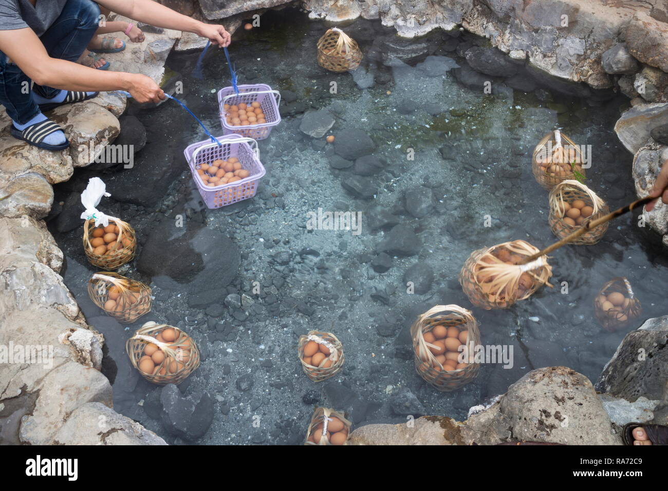 Bollire le uova in sorgenti calde di Chaeson Hot Spring National Park in Lampang, Thailandia. Foto Stock