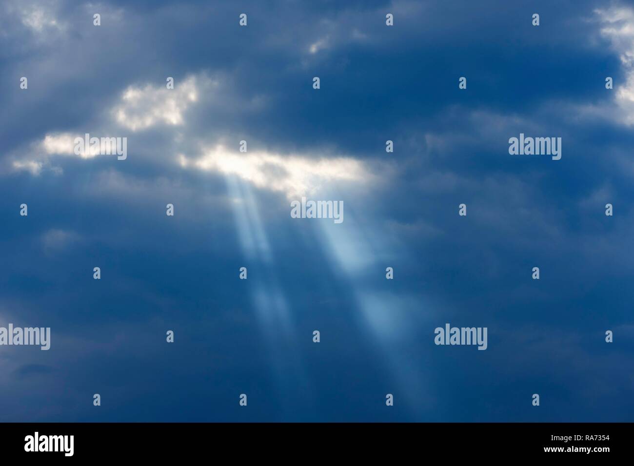 Simbolo di speranza, raggi di sole attraverso le dense nubi, Baviera, Germania Foto Stock