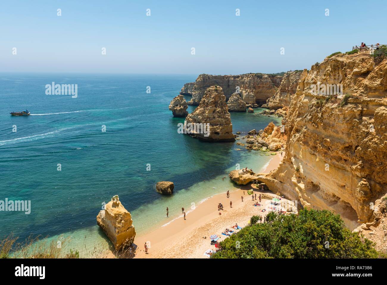 Spiaggia gli ospiti, mare turchese, Praia da Marinha, robusto costa rocciosa di arenaria, formazioni rocciose nel mare, Algarve, Lagos Foto Stock