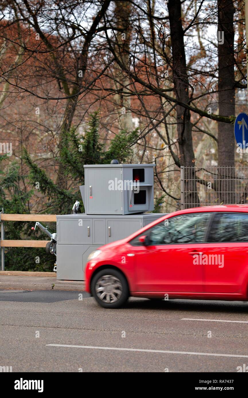 Mobile sistema radar Semi-Station sul rimorchio per la misurazione della velocità, B14, Stoccarda, Baden-Württemberg, Germania Foto Stock