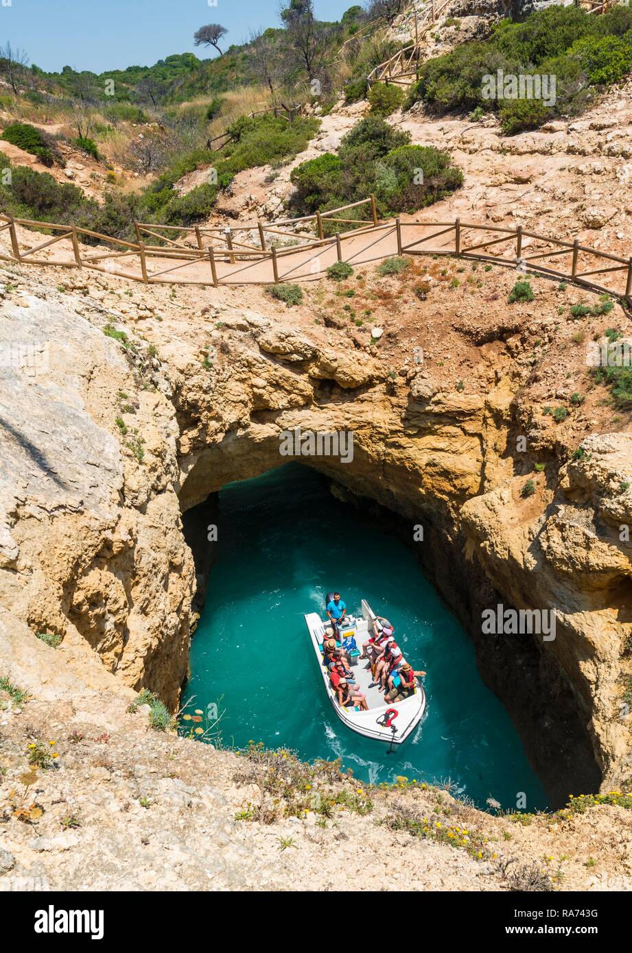 Escursione in barca attraverso archi di roccia e grotte, robusto rock costa, formazioni rocciose nel mare, Algarve, Lagos, Portogallo Foto Stock