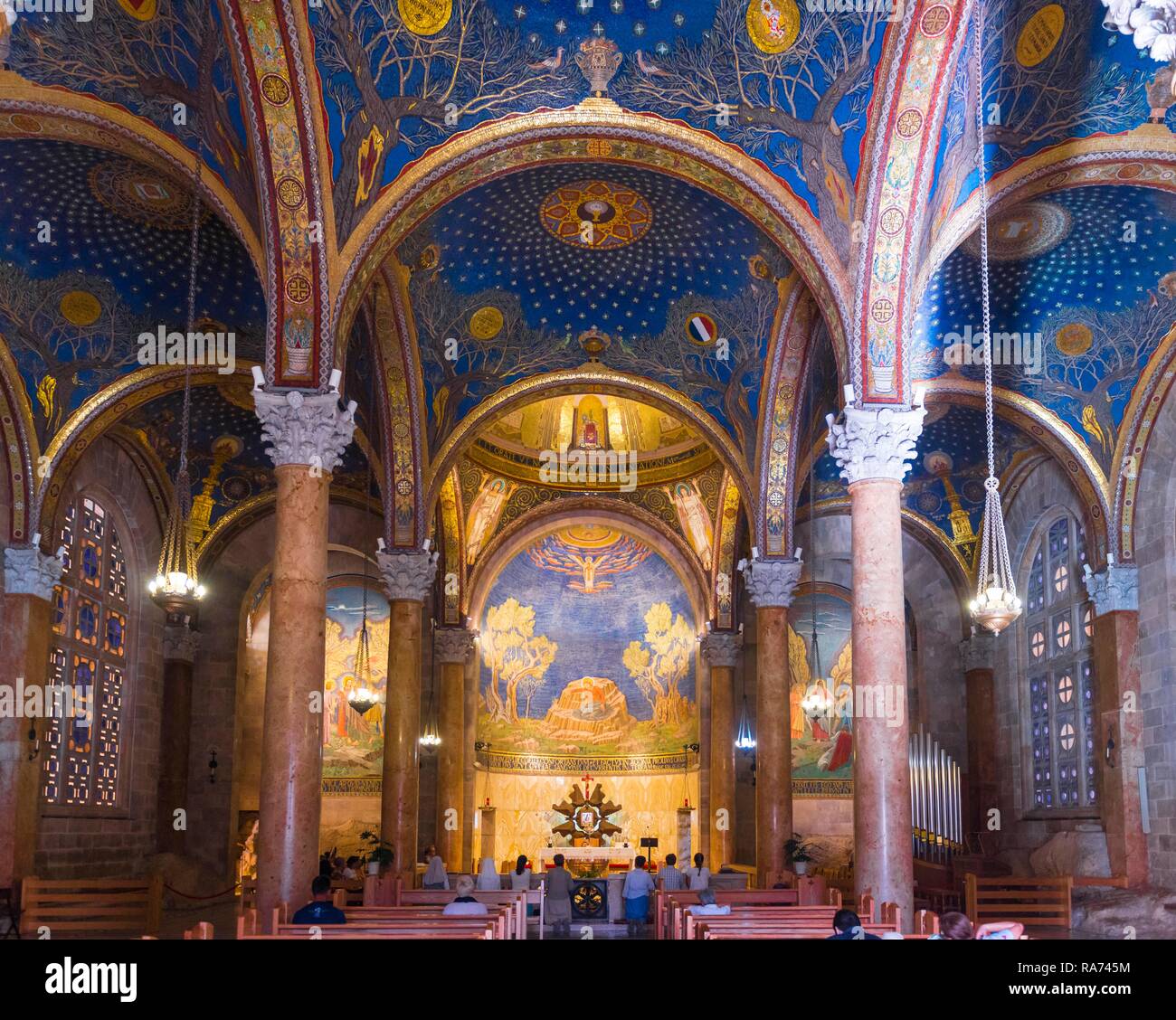 Interni decorati con affreschi, chiesa di tutte le nazioni, anche la paura della morte basilica, Cattolica Romana edificio sacrale, in giardino Foto Stock