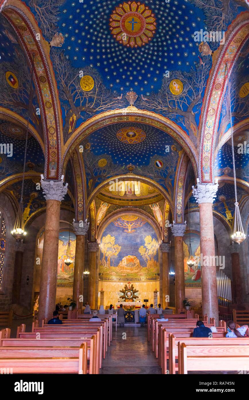 Interni decorati con affreschi, chiesa di tutte le nazioni, anche la paura della morte basilica, Cattolica Romana edificio sacrale, in giardino Foto Stock