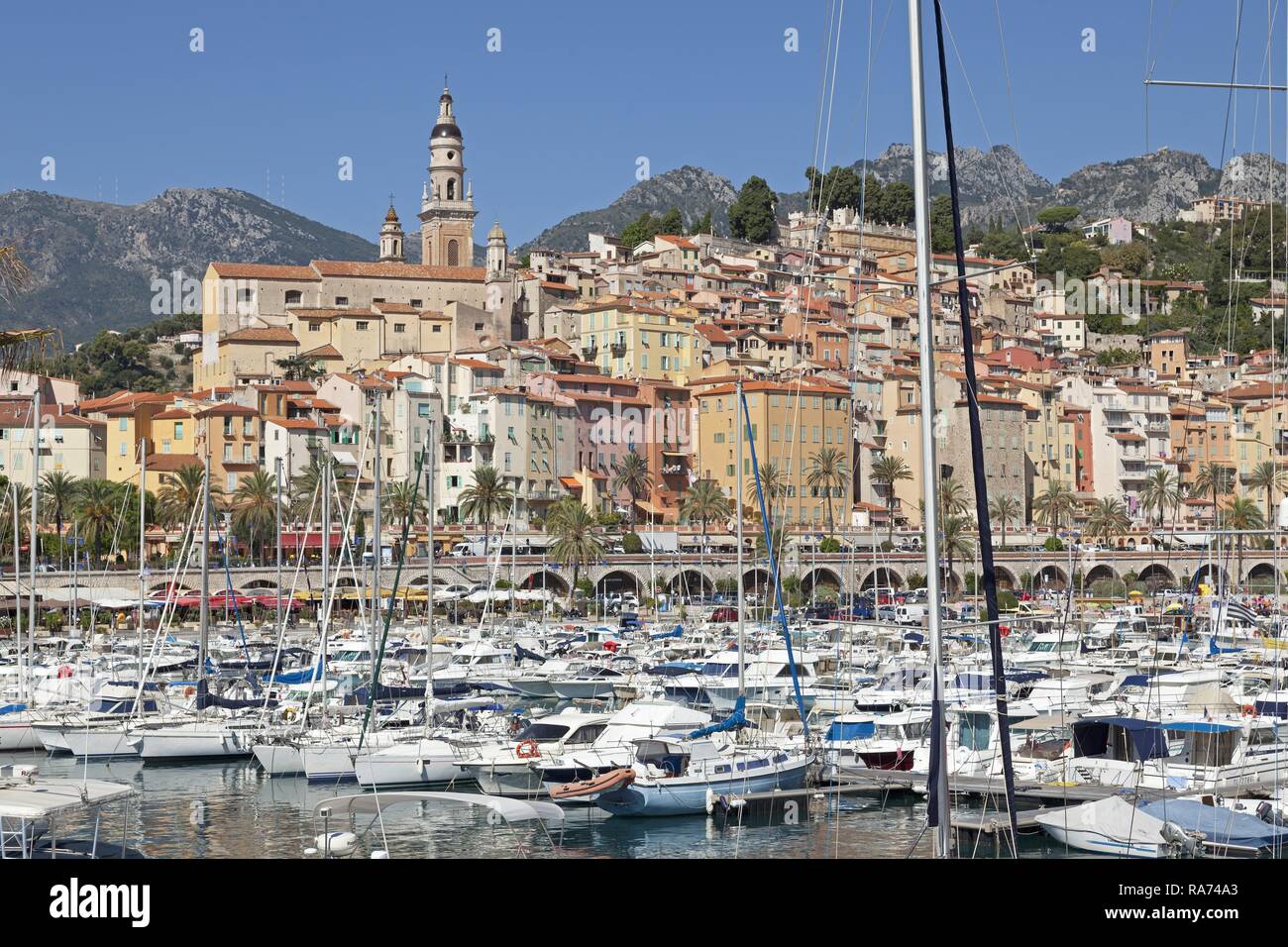 Città vecchia e marina, Mentone Costa Azzurra, Provence-Alpes-Côte d'Azur, in Francia Foto Stock