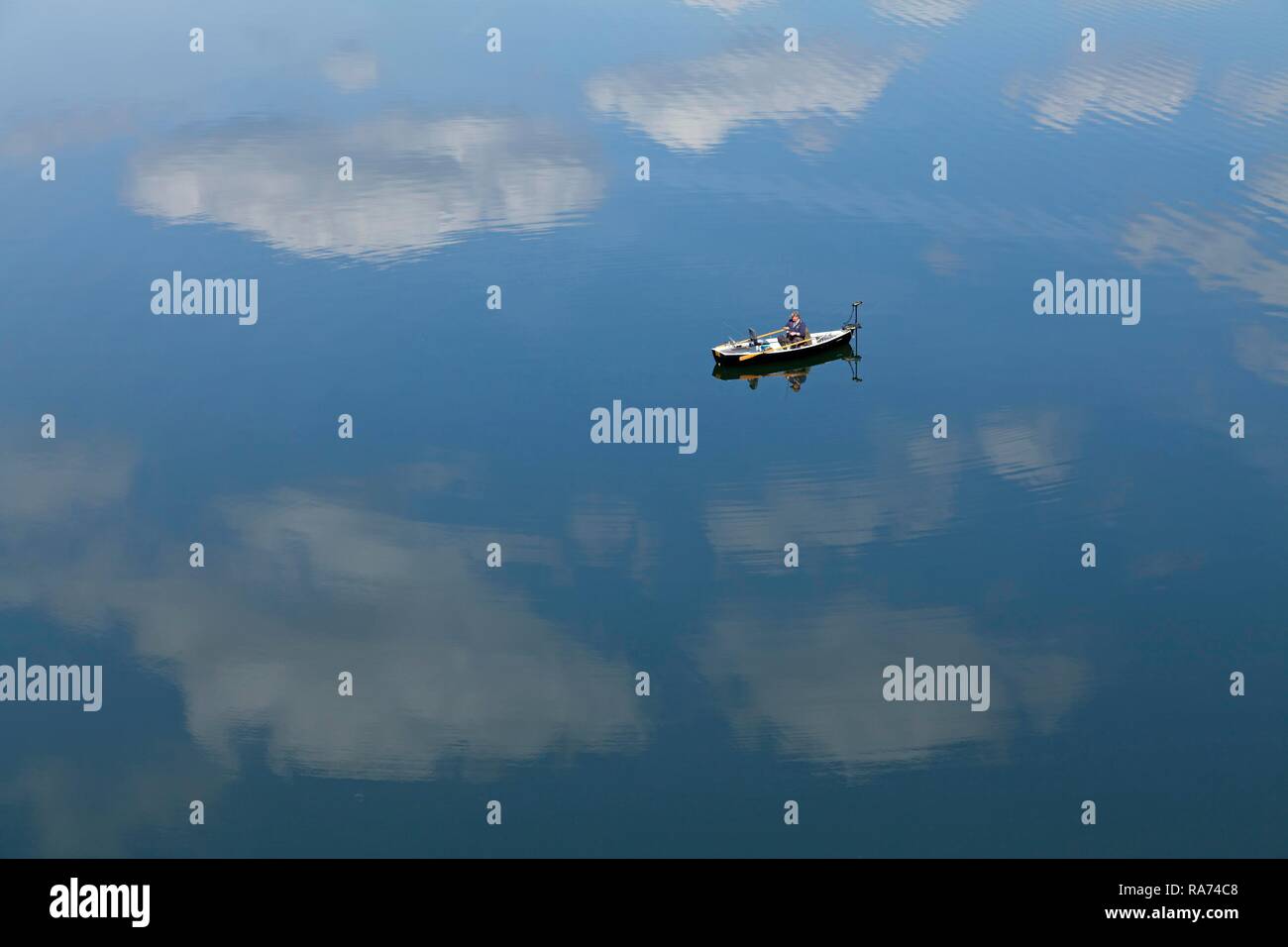 Barca a remi in acqua, cloud riflessioni, Biggetalsperre, Sondern, Sauerland, Renania settentrionale-Vestfalia Foto Stock