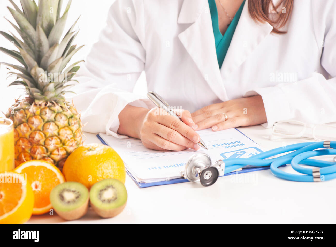 Nutrizionista medico iscritto la dieta piano sul tavolo. Foto Stock