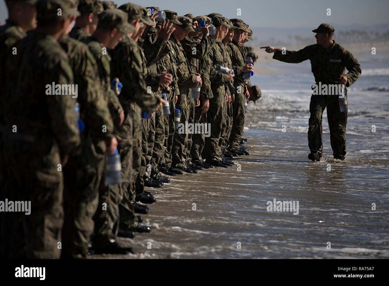 Stati Uniti Navy SEAL i candidati sono contati off durante la base di demolizione subacquea guarnizione di formazione presso il Navy Special Warfare Center Aprile 9, 2018 in Coronado, California. Le guarnizioni sono la componente marittima degli Stati Uniti Le forze speciali e sono addestrati per condurre una serie di operazioni dal mare, l aria e la terra. Foto Stock