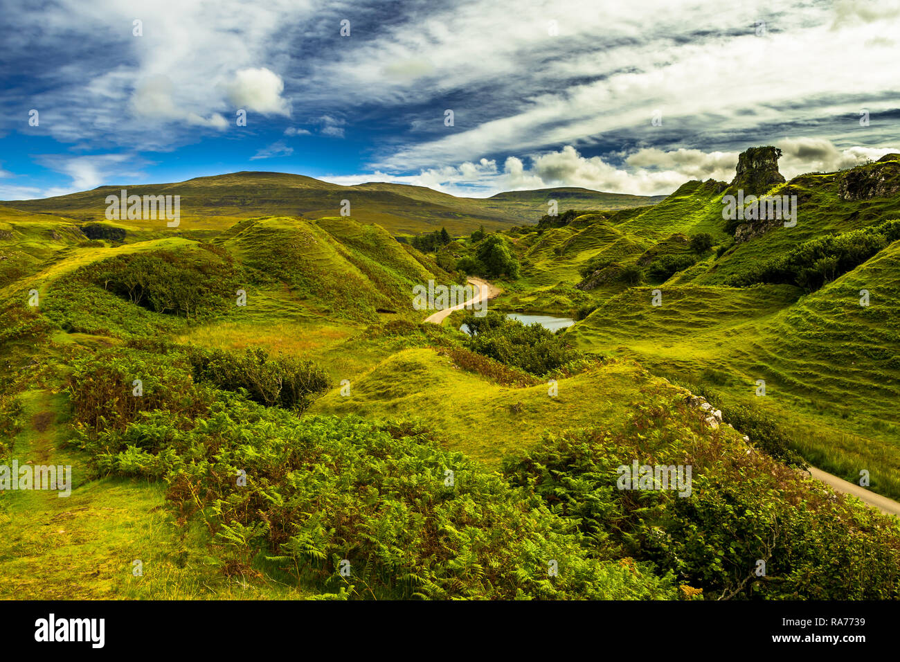 New Scenic 5 posti e la misteriosa Fairy Glen vicino a Uig sull'Isola di Skye in Scozia Foto Stock