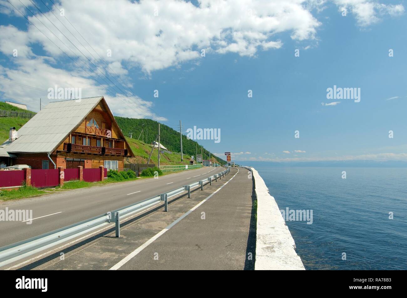 Argine, insediamento di Listvyanka, Baikal, Regione di Irkutsk, Siberia, Federazione Russa, Eurasia Foto Stock