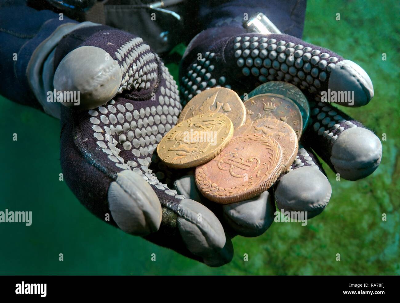 Diver's mani tesoro sottomarino, Russo di monete del Siberiano stamping dai tempi dell'Imperatrice Ekaterina II Foto Stock