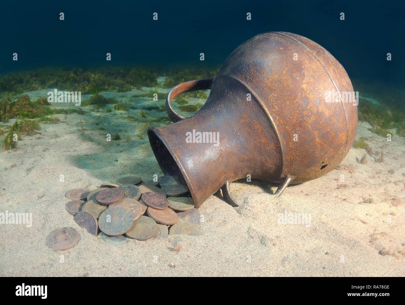 Tesoro sottomarino, un vaso con la Federazione di monete del Siberiano stamping dai tempi dell'Imperatrice Ekaterina II, Lago Baikal Foto Stock
