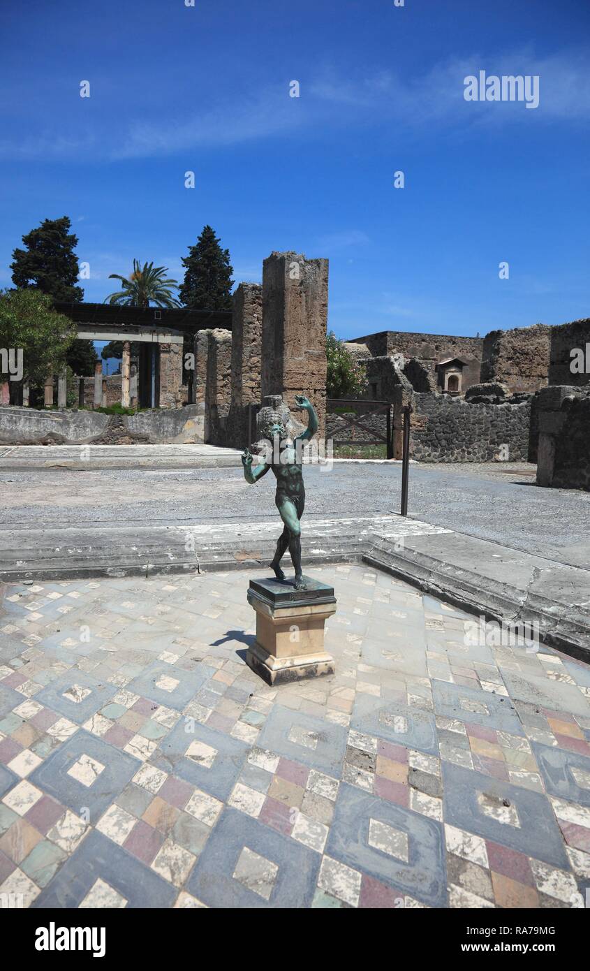 Casa del Fauno, una statua di bronzo della foresta di ballo dio Fauno davanti, Pompei, Campania, Italia, Europa Foto Stock