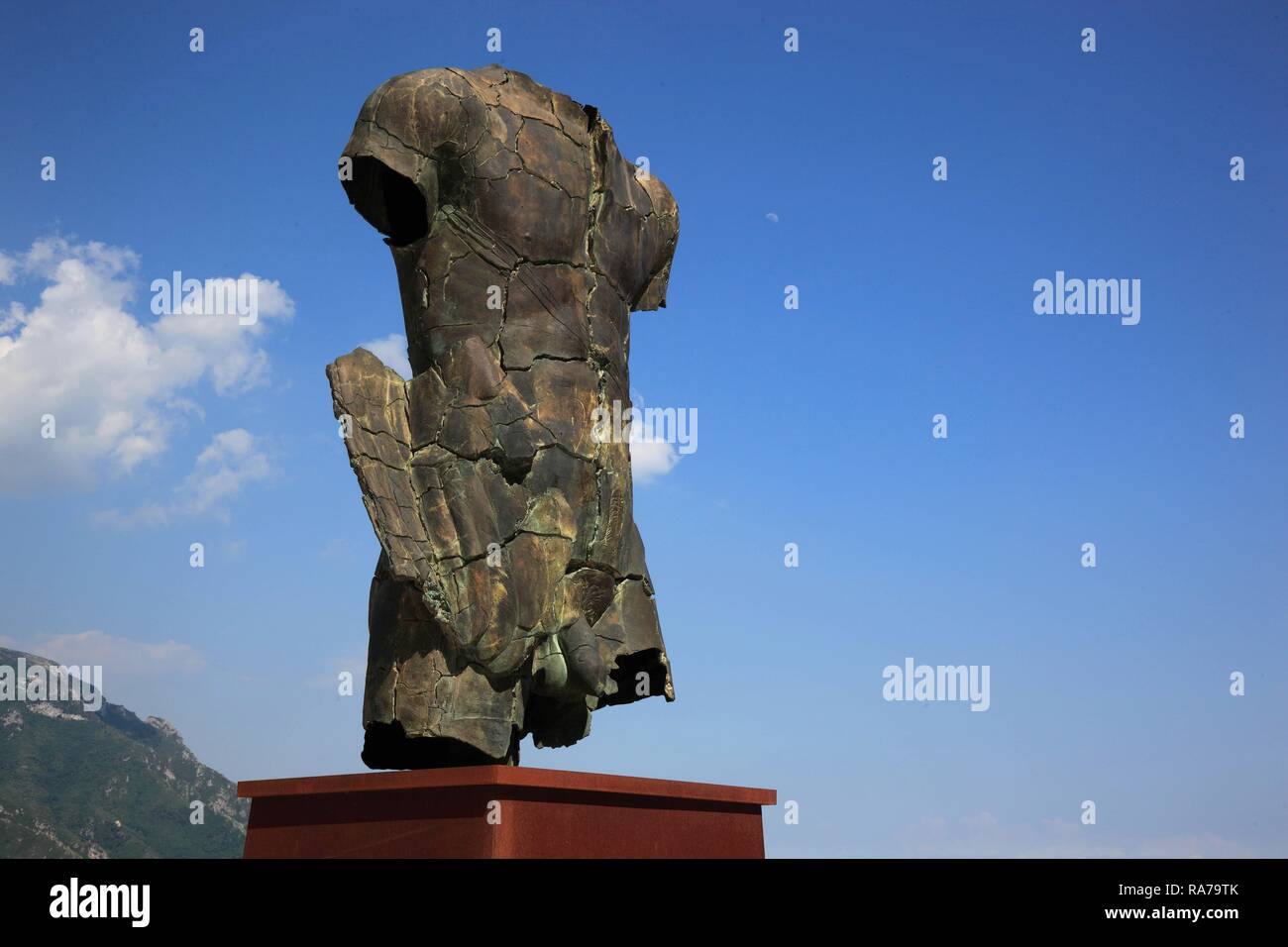 La scultura di Igor Mitoray fuori l'Oscar Niemeyer Auditorium, Ravello, Campania, Italia, Europa Foto Stock