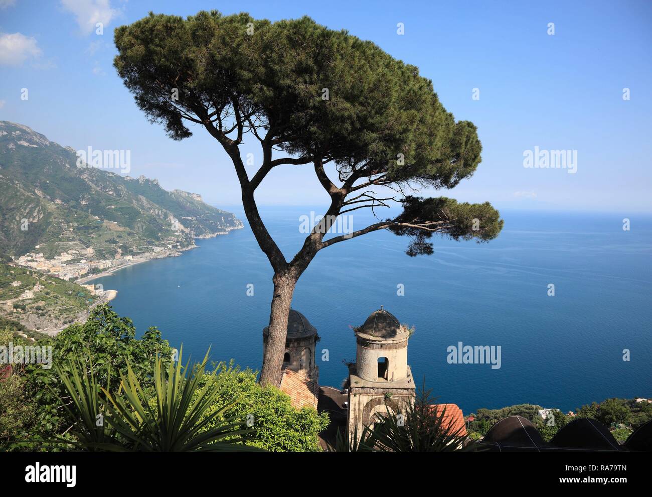Vista dalla Villa Rufolo fino al Golfo di Salerno e sulle guglie della Chiesa dell'Annunziata, Ravello, Campania, Italia Foto Stock