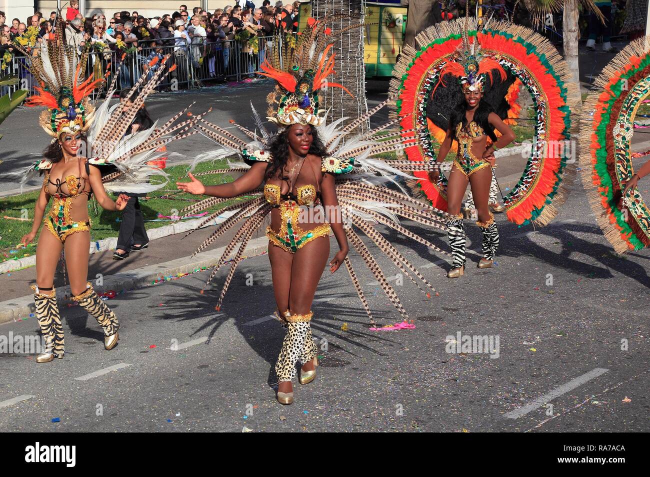 I ballerini di Samba al Flower Parade street processione, Nice, Francia meridionale, Francia, Europa Foto Stock