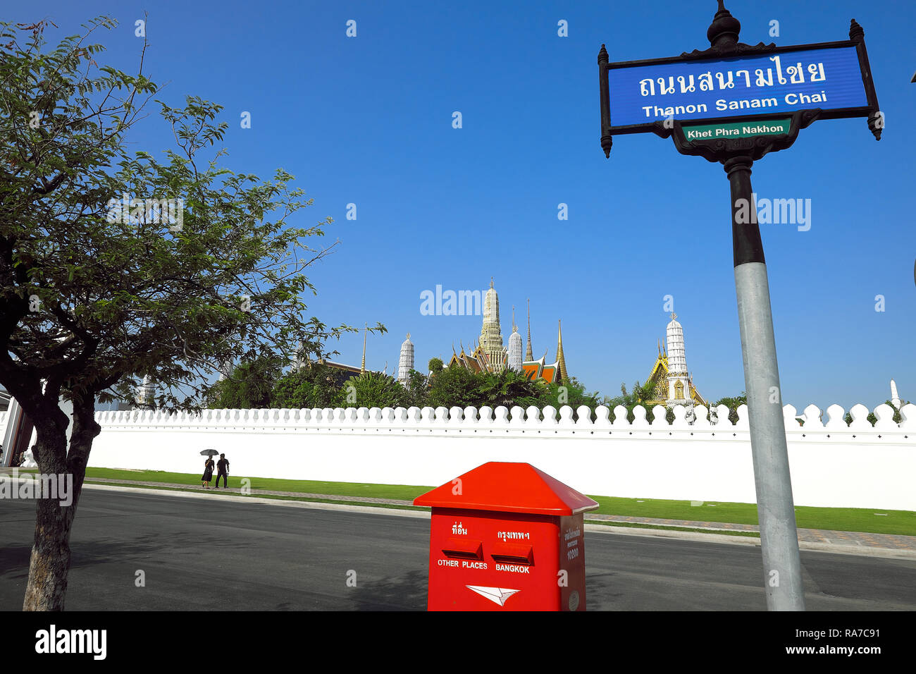 Un cartello blu e rosso letterbox al di fuori di Wat Phra Kaew, Bangkok, Thailandia, il paese del più importante tempio Foto Stock
