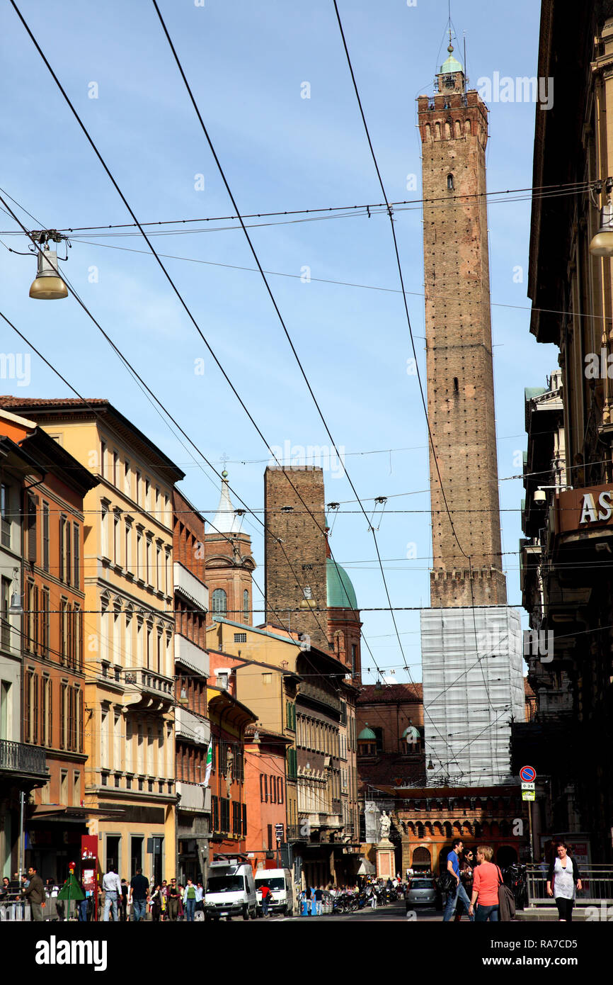 Guardando lungo via Rizzoli a Torre degli Asinelli a Bologna Italia. Foto Stock