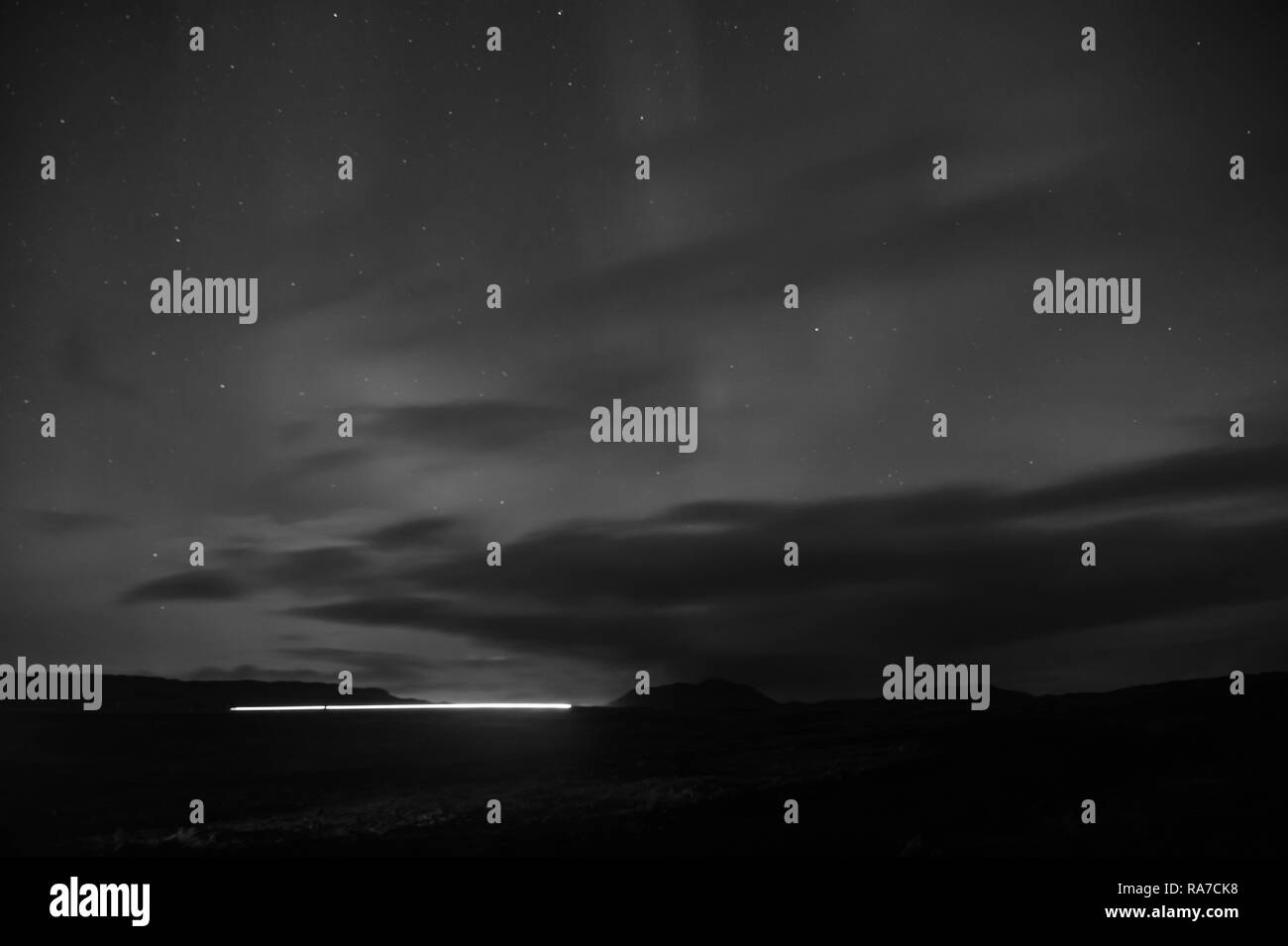 Northern Light cielo nero con le stelle. I miracoli della natura. Aurora dark sky. Una natura che stupisce fenomeni. Luogo migliore vedere aurora boreale. Quando è il tempo migliore per vedere luci del nord. Posto per vedere le luci del nord. Foto Stock