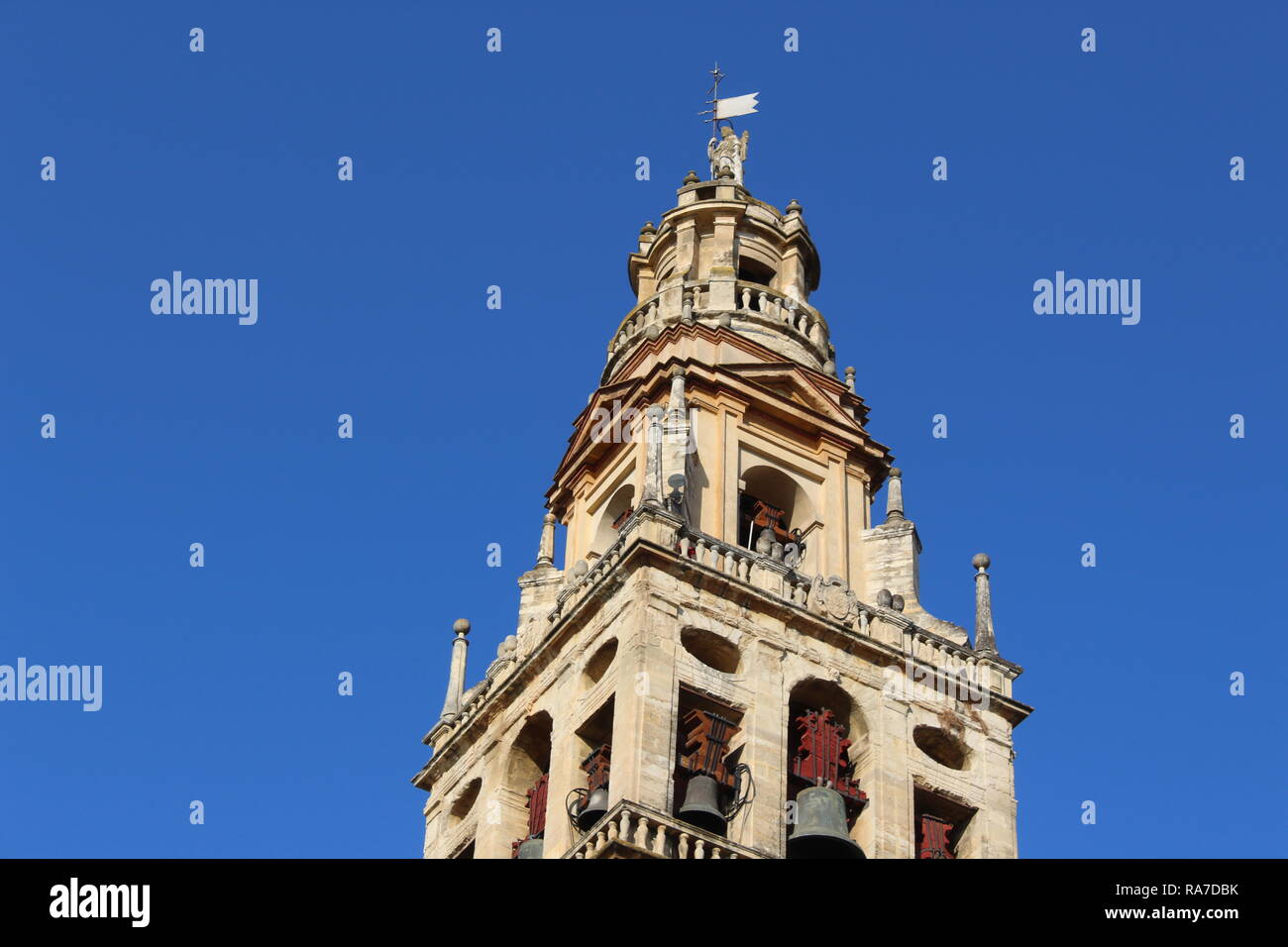 Il campanile di una chiesa in la Mezquita di Cordova, Andalusia, sud della Spagna, che ha usato per essere una moschea in passato sotto il regime islamico in Spagna Foto Stock