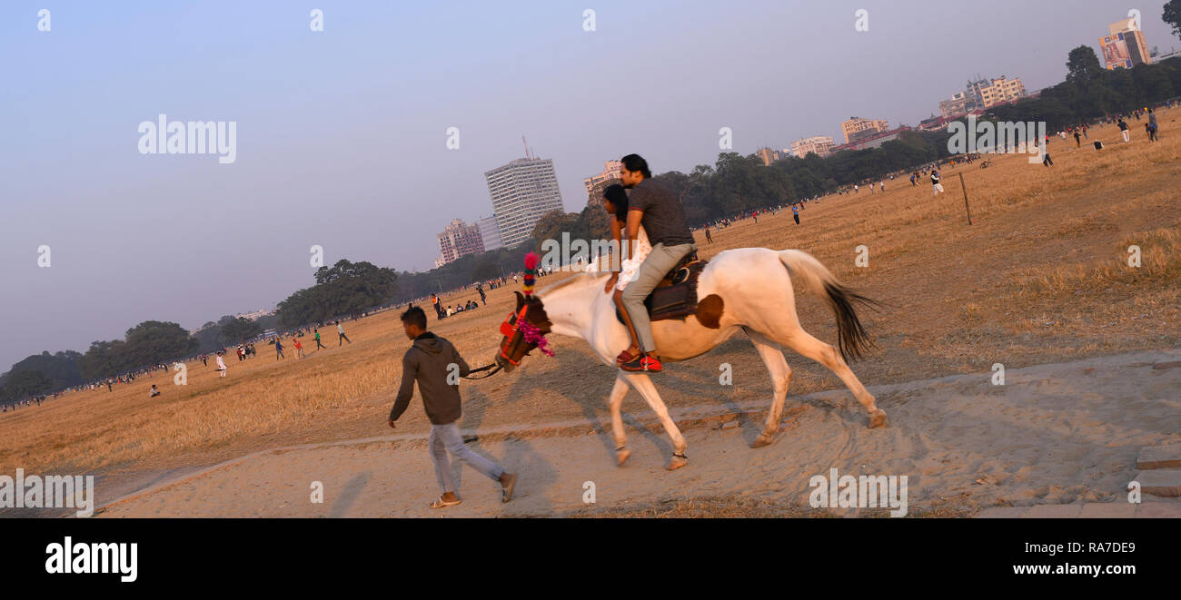 Kolkata Maidan,Padre,figlia,equitazione,altri turisti,nel gioco,holiday pre- anno,dell'umore,prevalente in una città affollata,Kolkata,l'India. Foto Stock