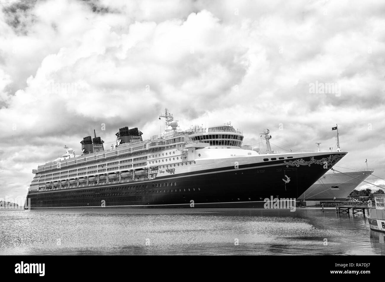 St Johns, Antigua - 15 Gennaio 2016: Disney Wonder nave da crociera ormeggiata al porto di mare sul cielo nuvoloso. Disney Cruise Line. Vacanze estive e la ricreazione su una nave da crociera. nave da crociera di trasporto. Foto Stock