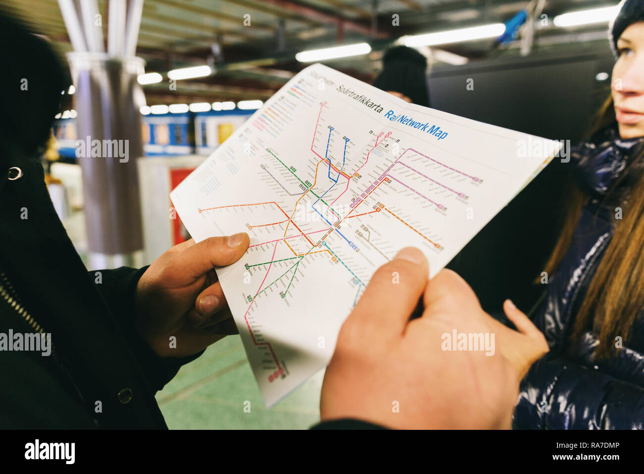 Lo stile di vita di viaggio. Maschio di mani tenendo la mappa della metropolitana di Stoccolma Foto Stock