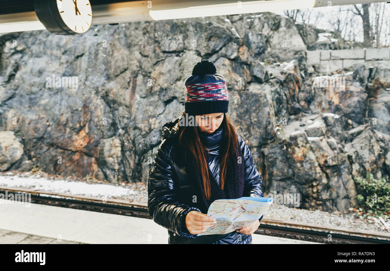 Lo stile di vita di viaggio. Giovane donna turistiche di Stoccolma guardando la mappa della metropolitana in piedi sulla piattaforma Foto Stock
