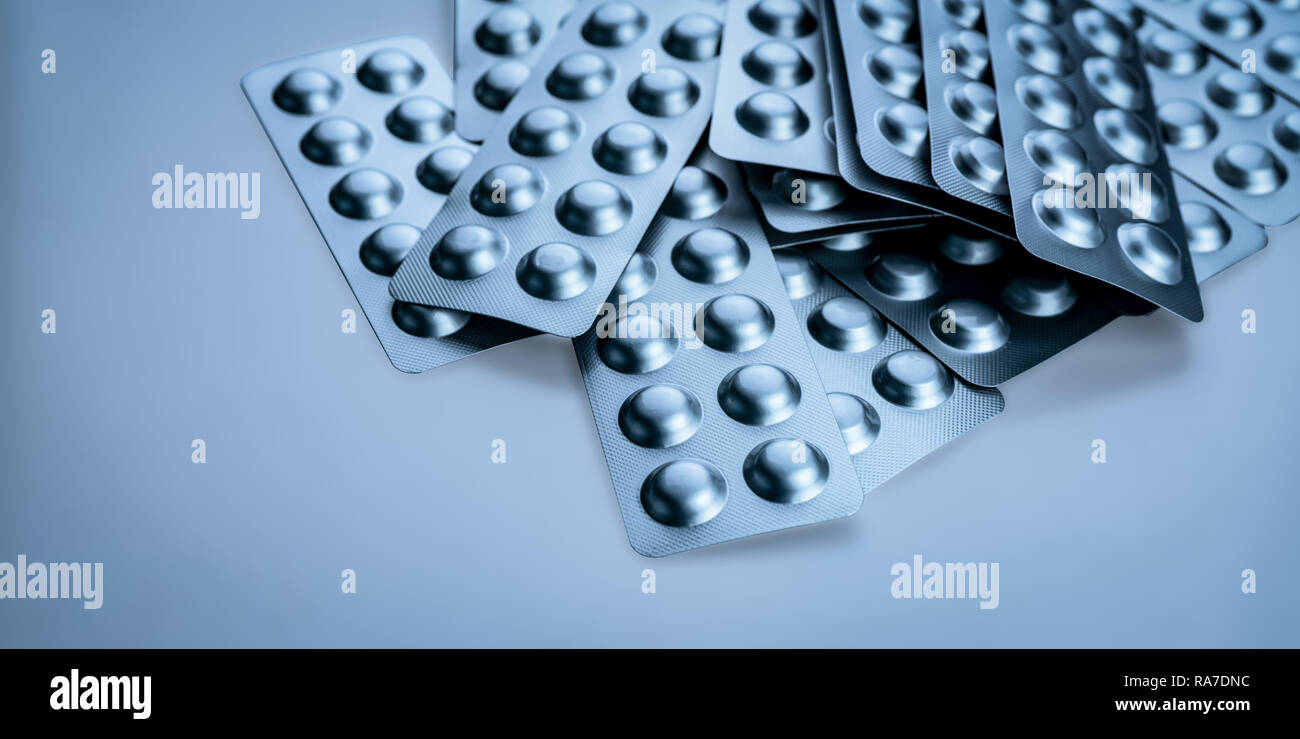 Pila di compresse pillola in blister per proteggere il medicinale dalla luce. Confezione blister in lamina di alluminio argento. Industria farmaceutica. Farmacia. Foto Stock