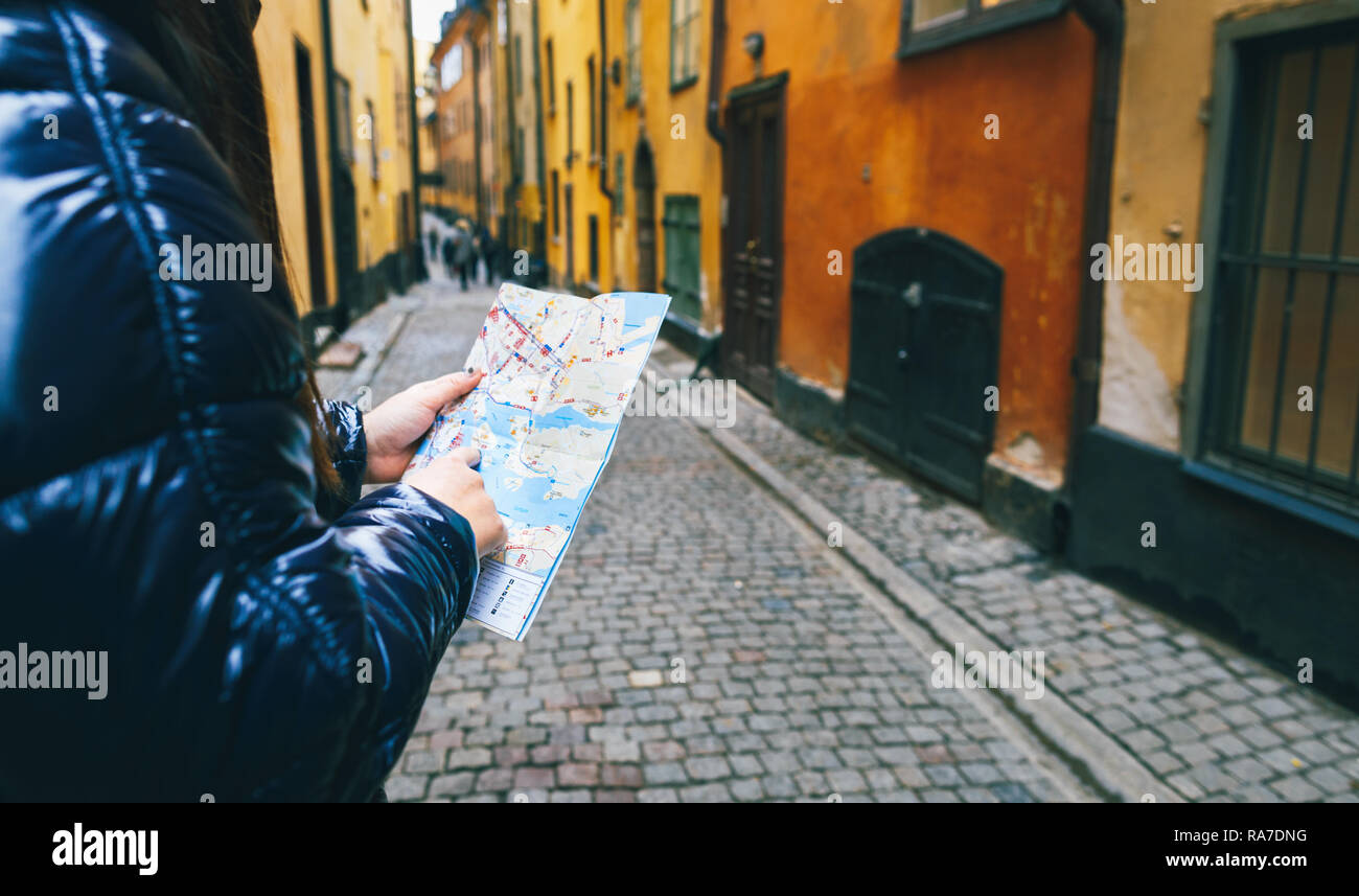 Lo stile di vita di viaggio. Donna traveler con la mappa in mano per le strade di Stoccolma Foto Stock