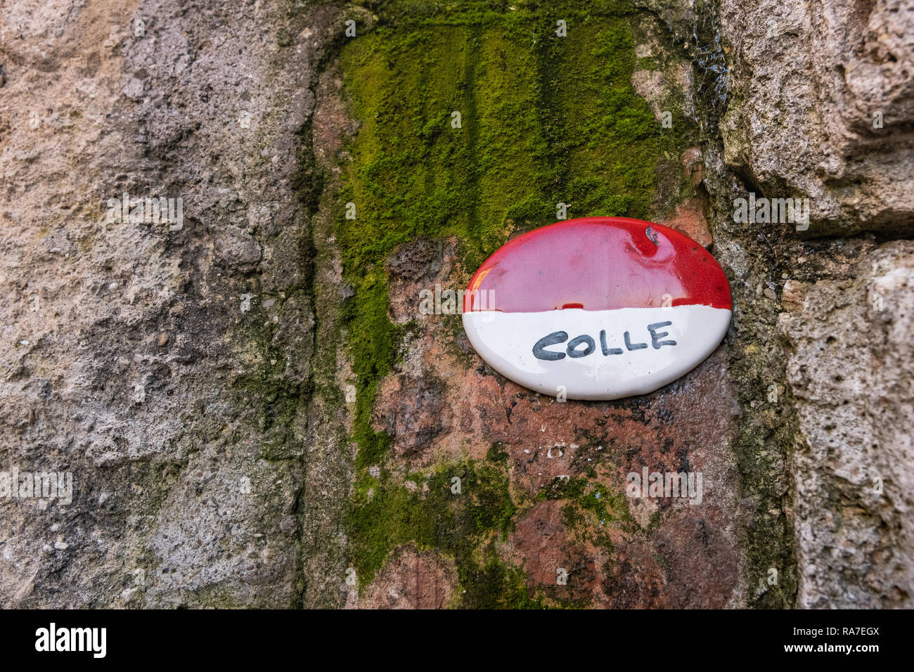 Simbolo del Colle della Via Francigena all'interno della medievale ben conservato la struttura urbana di Colle di Val d'Elsa, Siena Foto Stock