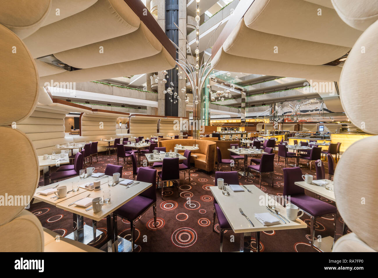 Interno dell'Hyatt Regency O'Hare, progettato da John Portman Foto Stock