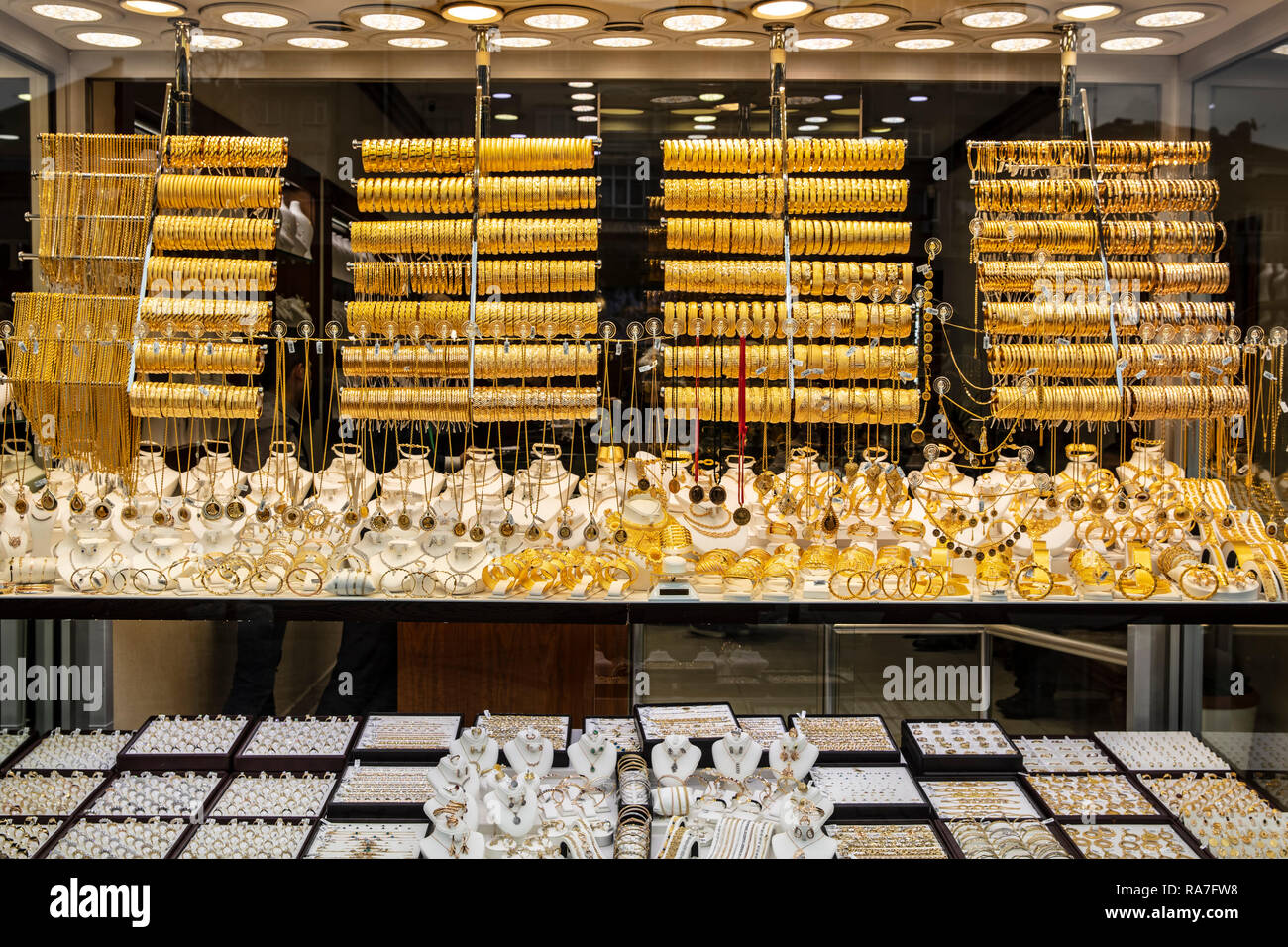 Istanbul, Turkiye -1 Ocak 2019 ; Golden accessori nella vetrina di un negozio di Gioielleria. Oro turco shop Istanbul. Foto Stock