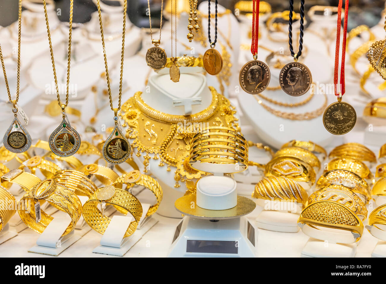 Istanbul, Turkiye -1 Ocak 2019 ; Golden accessori nella vetrina di un negozio di Gioielleria. Oro turco shop Istanbul. Foto Stock