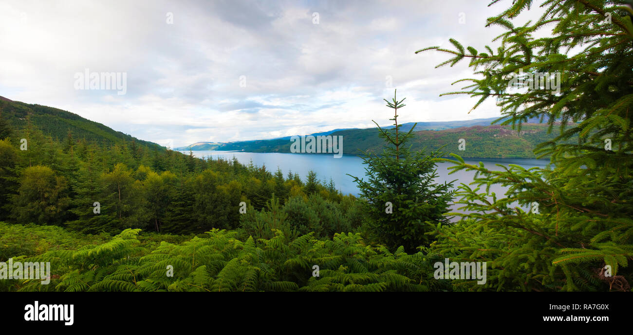 Paesaggio scozzese con laghi e colline Foto Stock