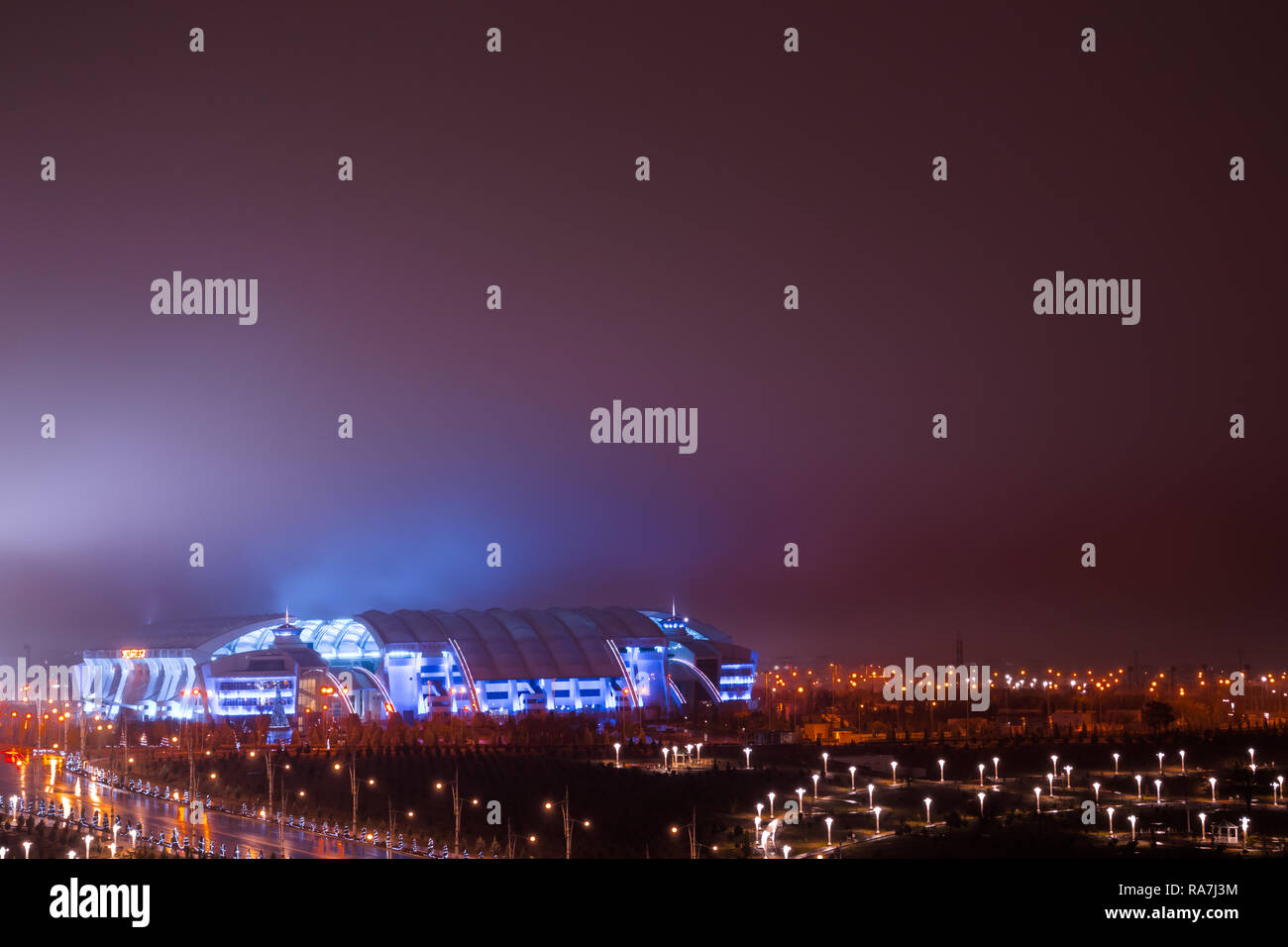Incandescente (stadio nazionale di calcio e calcetto arena) 'Aşgabat' durante la notte, il Turkmenistan. Bella vista delle luci della città di notte Foto Stock
