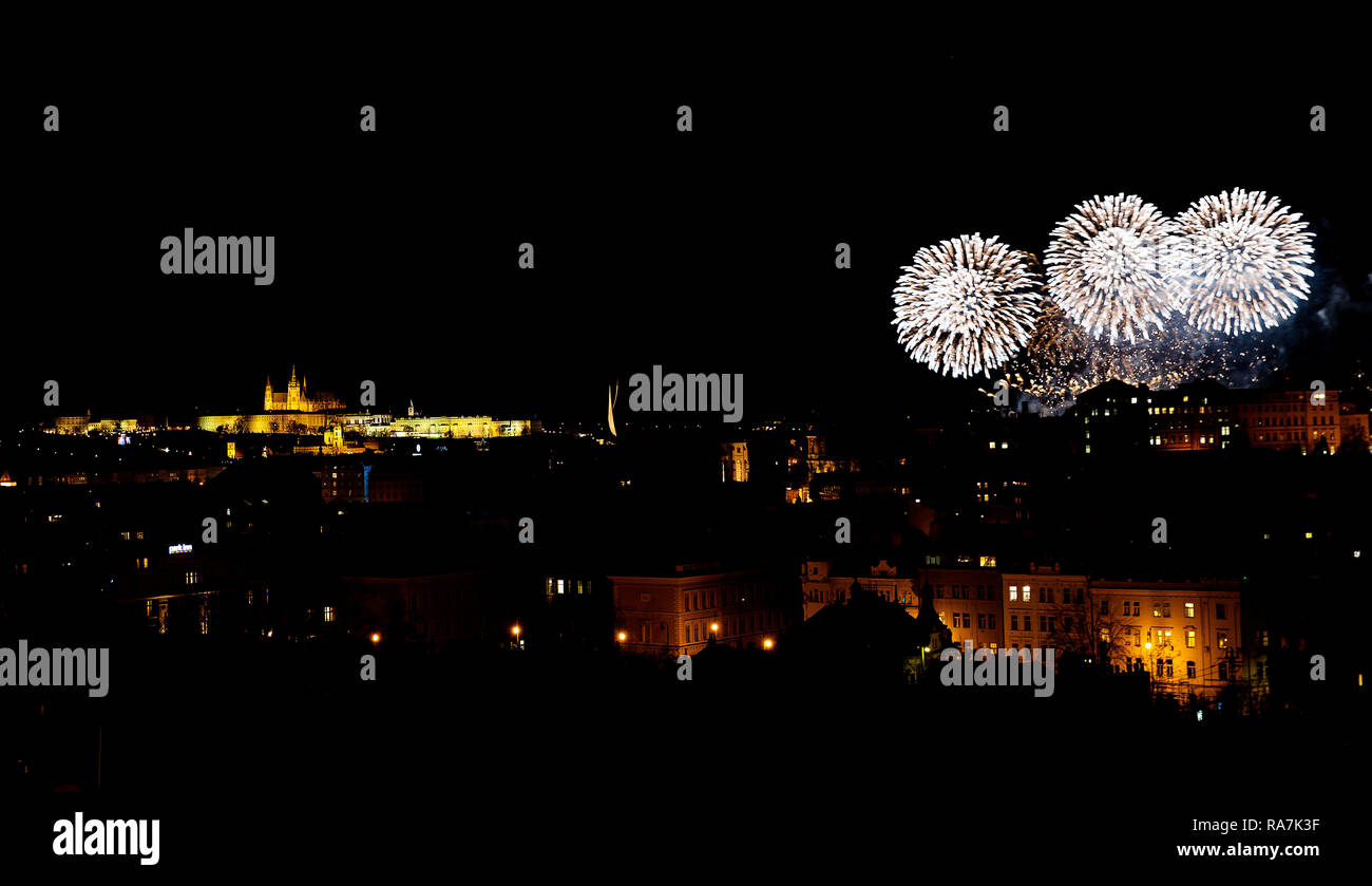 Nuovo Anno di fuochi d' artificio con il tema principale della libertà inizia in Letna Park, Praga, Repubblica Ceca, 1 gennaio 2019. (CTK foto/Petr Mlch) Foto Stock