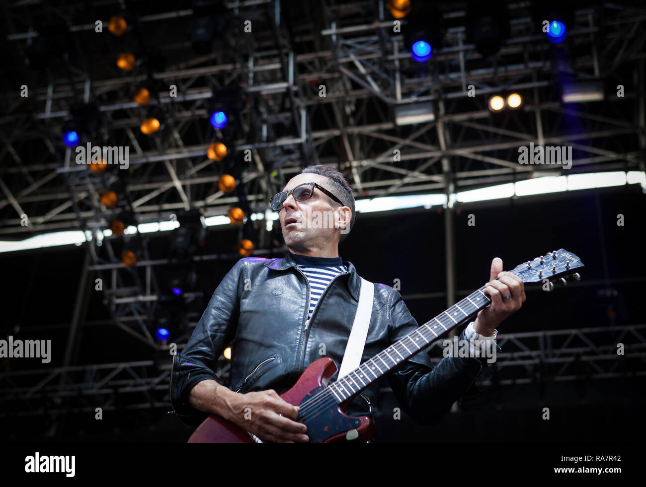 La American punk rock band Bad Religion esegue un concerto dal vivo presso il scandinavi heavy metal festival Copenhell 2014 a Copenaghen. Qui il chitarrista Mike Dimkich è visto dal vivo sul palco. Danimarca 12/06 2014. Ad eccezione della Danimarca Foto Stock