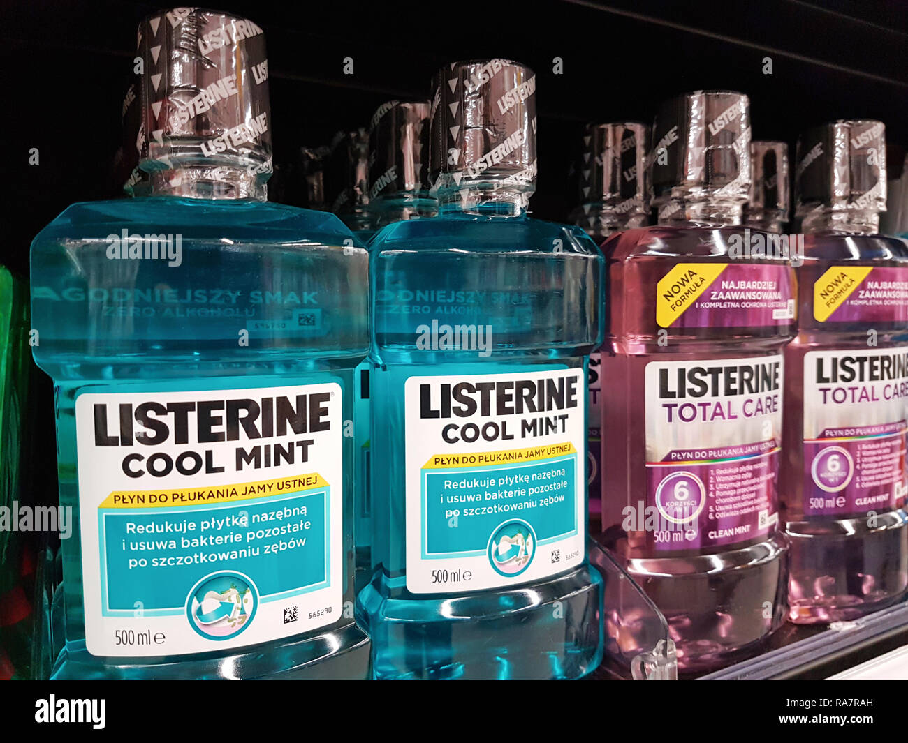Nowy Sacz, Polonia - 29 Novembre 2018 : Varie di Listerine prodotto visualizzata al supermercato. Listerine è un marchio americano di collutorio antisettico Foto Stock