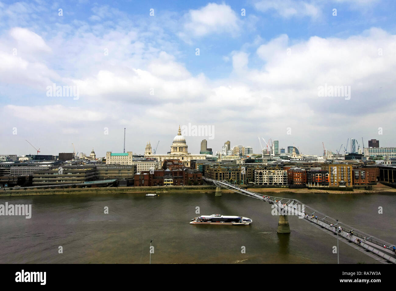 LONDON, England, Regno Unito - 25 Luglio: Millennium Bridge di Londra il 25 luglio 2008. Millennium Bridge per i pedoni al Fiume Tamigi a Londra, Inghilterra, Regno Unito. Foto Stock