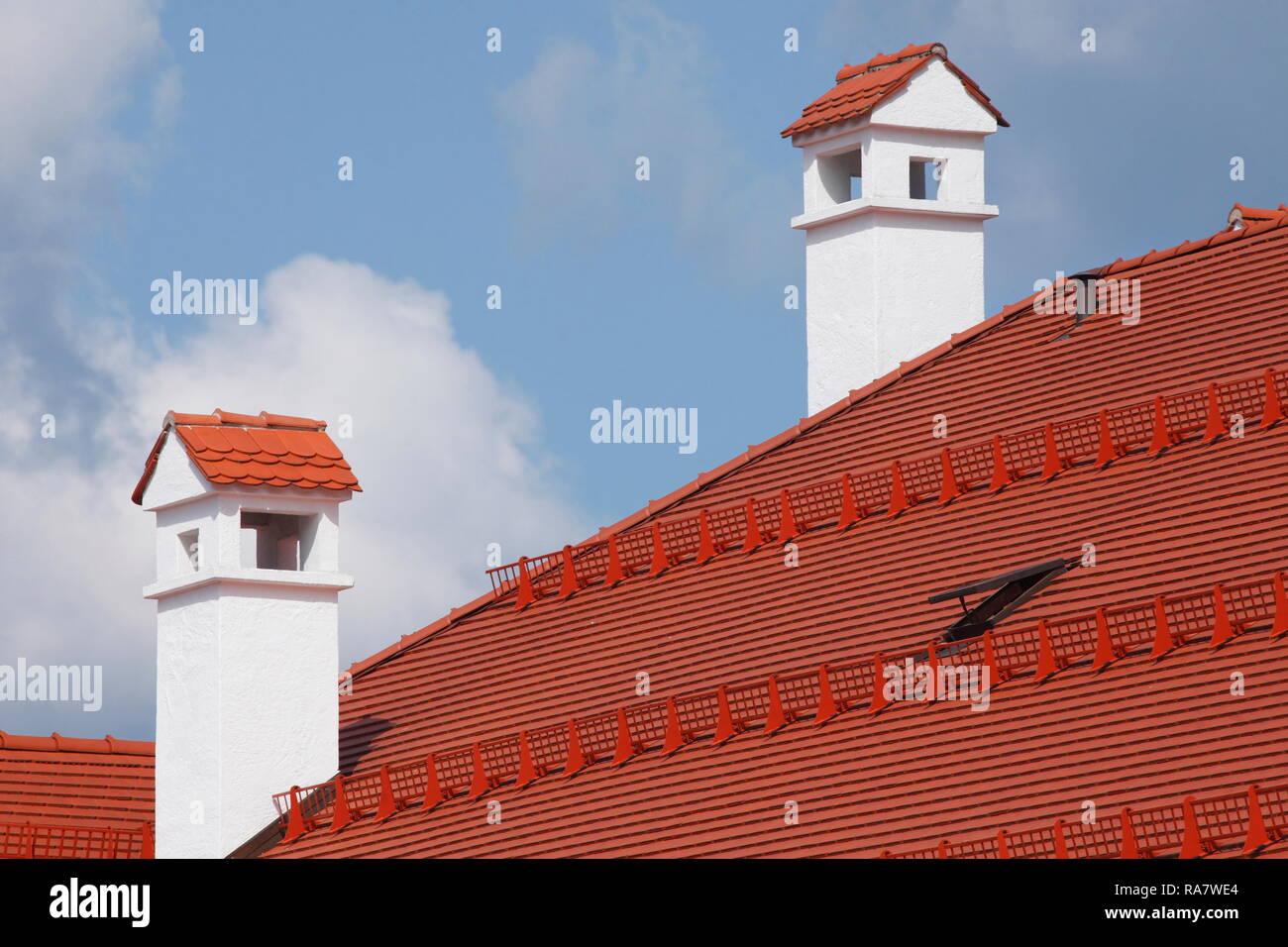 White camini in pietra sul tetto di una casa, Tegernsee, Alta Baviera, Baviera, Germania, Europa mi Weisse Schornsteine aus Stein auf dem Dach Foto Stock