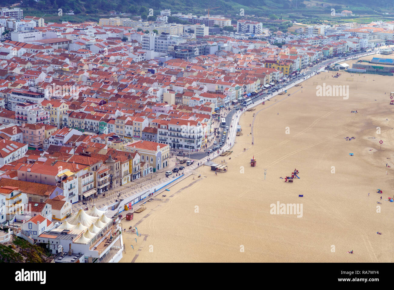 Costa atlantica, Nazare Beach, Portogallo, vista dall'alto. Foto Stock