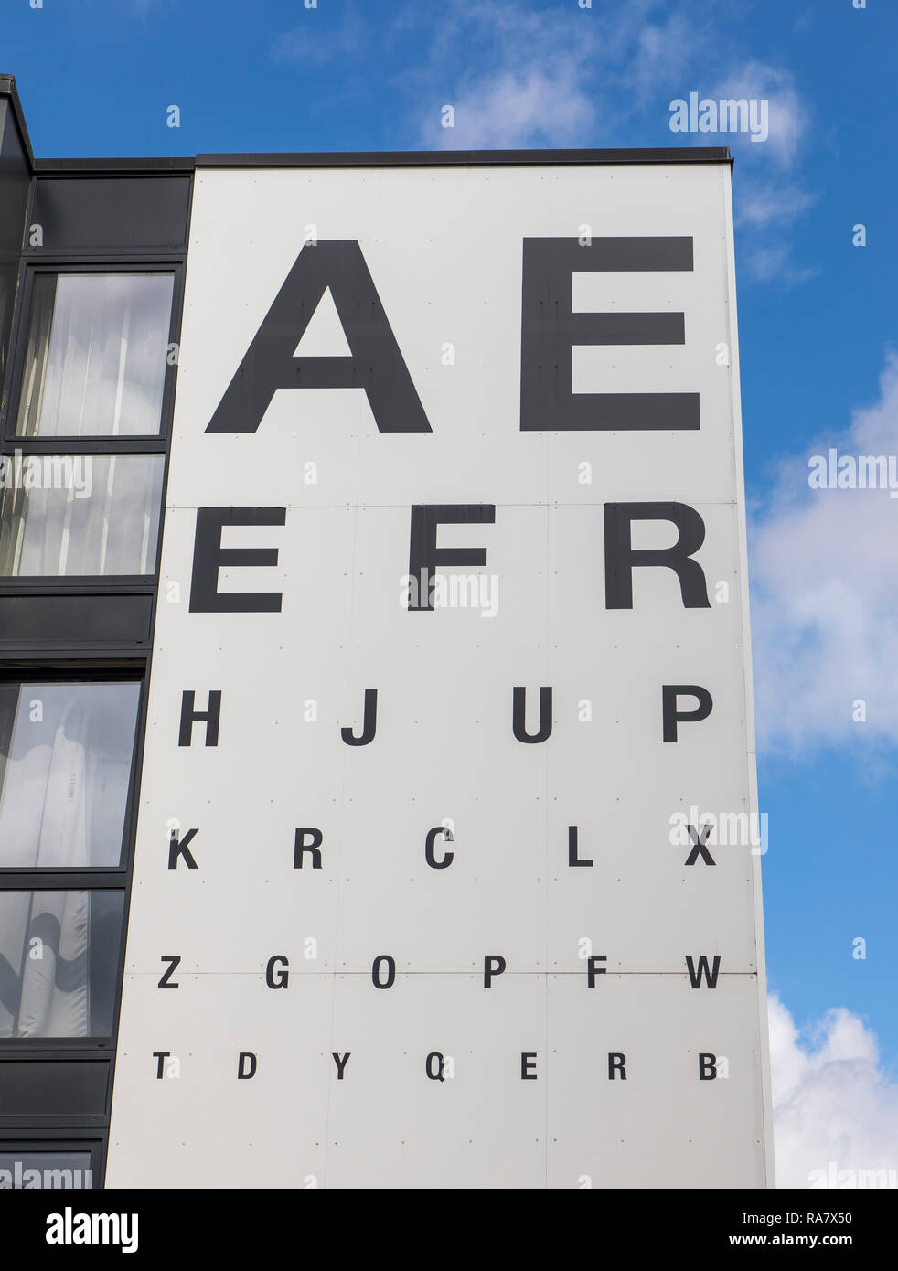 Pannello pubblicitario di un ottico, sulla facciata del palazzo, lettera bordo, Foto Stock