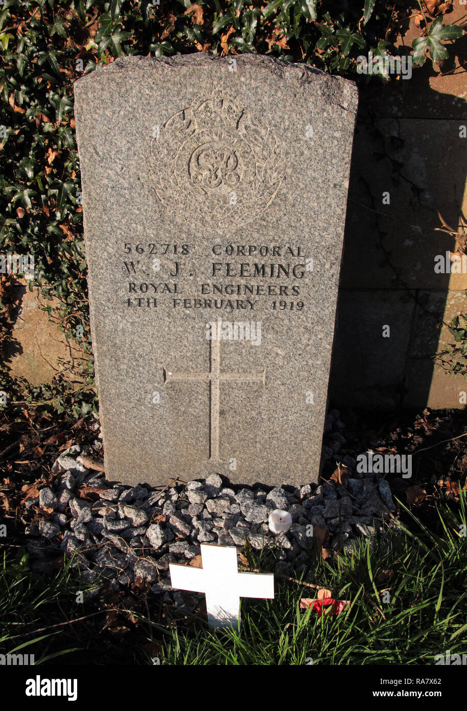 Questa piccola croce bianca indica che si tratta di un funzionario Commonwealth War Grave. È nel sud della necropoli di Glasgow, Scozia. Alan Wylie/ALAMY © Foto Stock