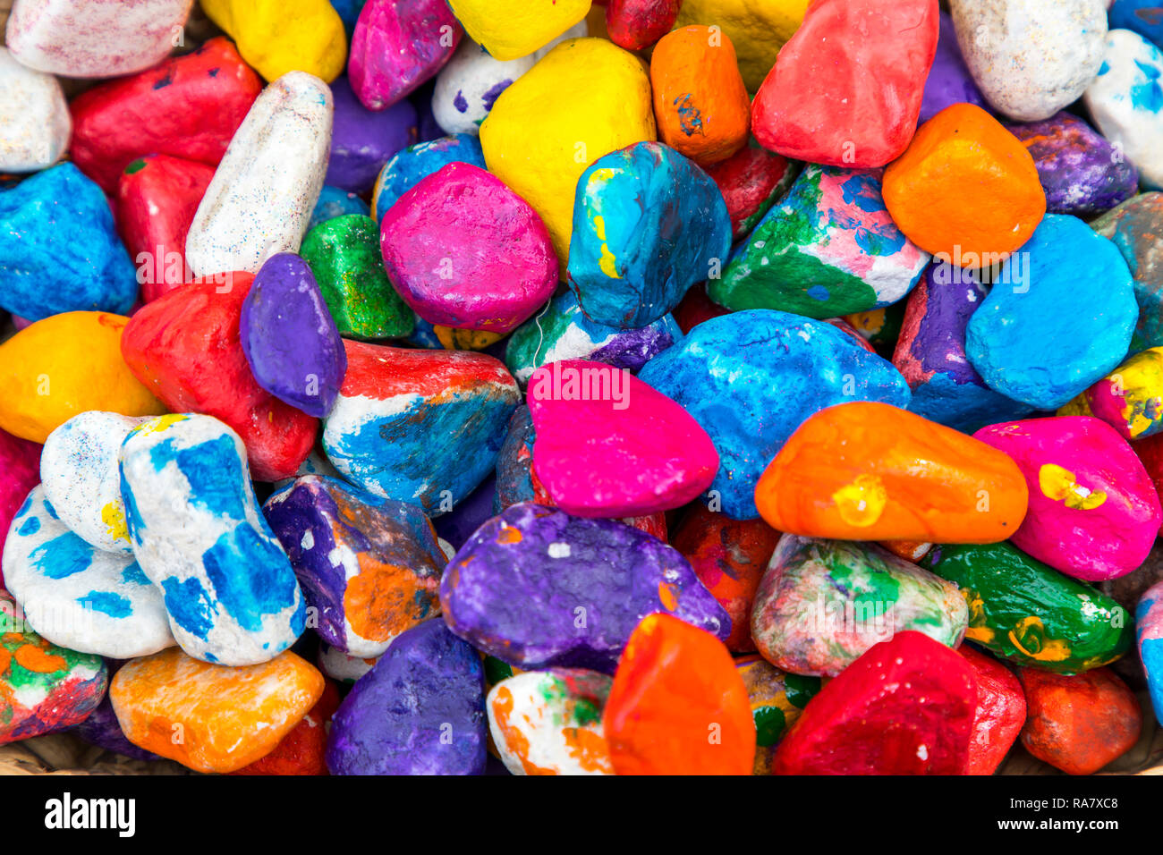 Piccoli ciottoli, verniciato colorato, Foto Stock