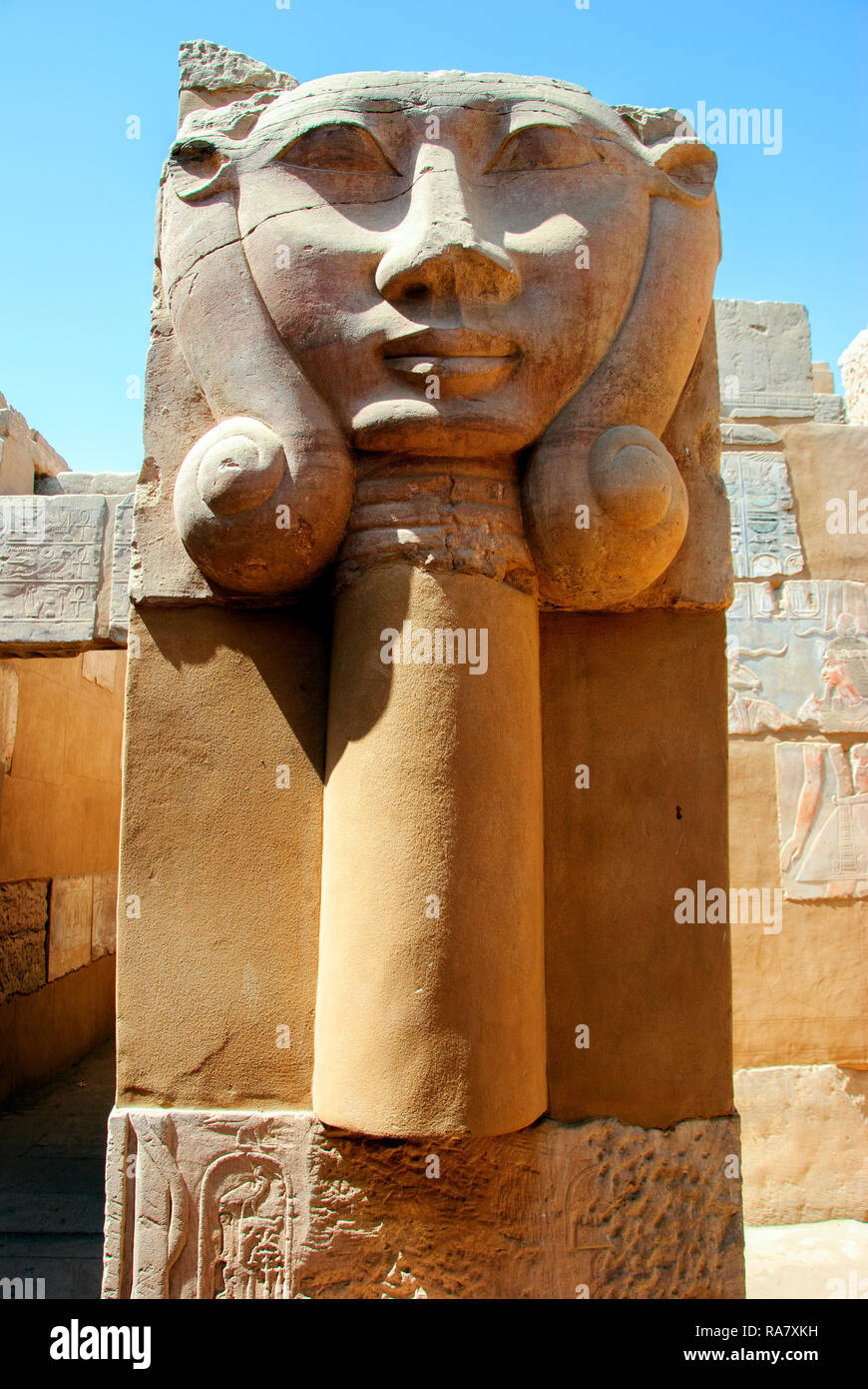 La dea Hathor laterale con boccoli. Colonna dal tempio di Khnum nell Isola Elefantina - Aswan, Alto Egitto Foto Stock