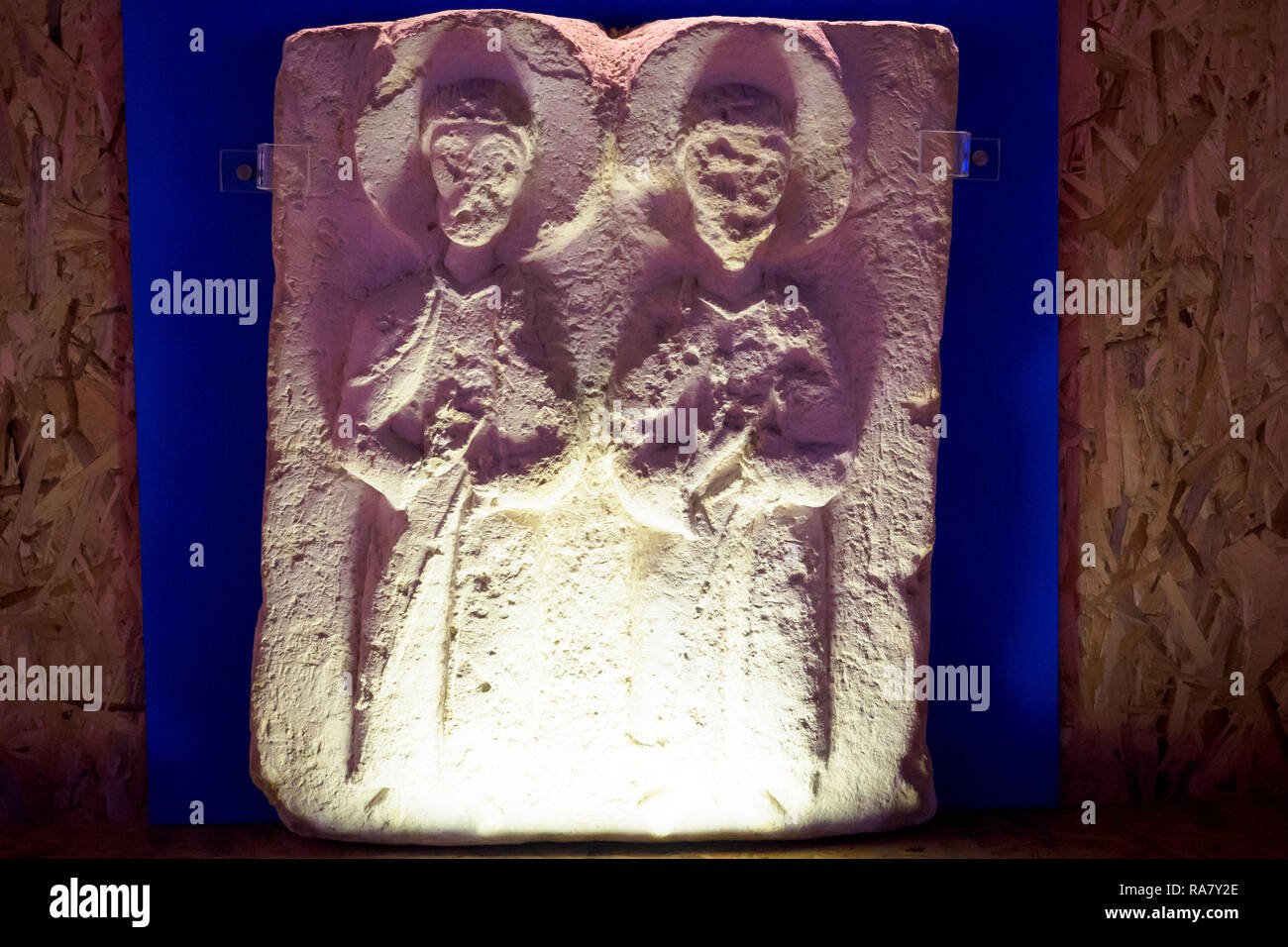 Il sollievo di due santi cristiani da Xendli (calcare di globigerina) - Museo Nazionale di Archeologia - Valletta, Malta Foto Stock