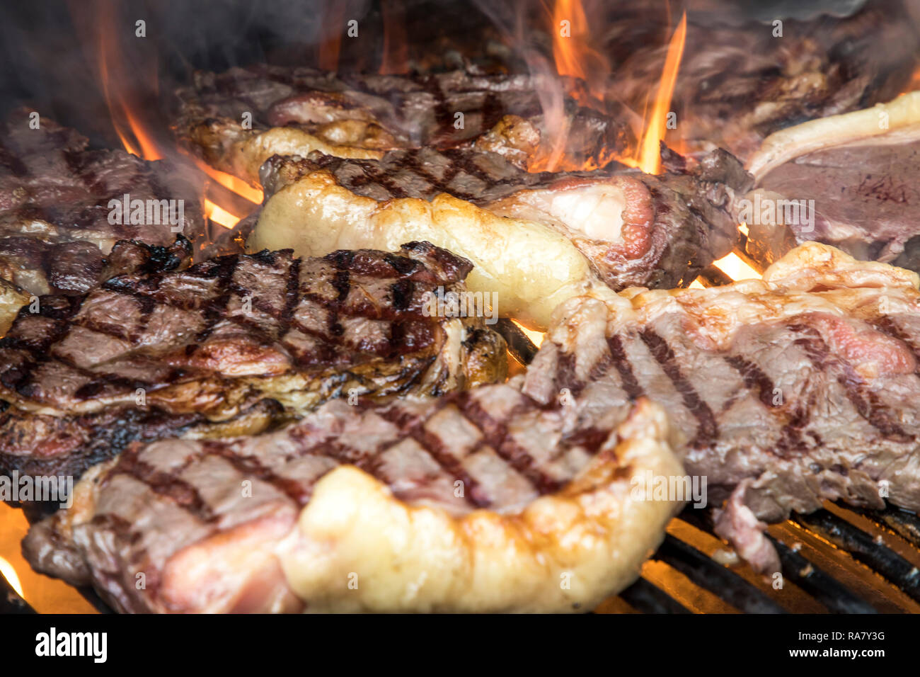 Bistecche, da Galloway Beef, vengono arrostite su un grill, Foto Stock