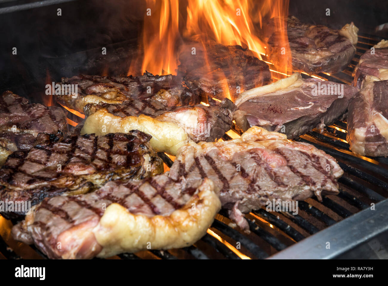 Bistecche, da Galloway Beef, vengono arrostite su un grill, Foto Stock